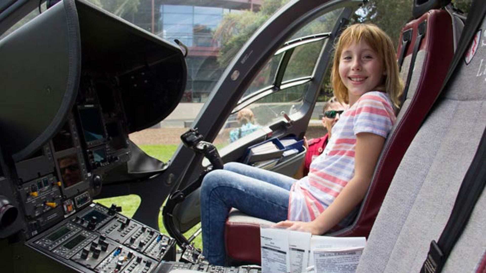 Enfermera y paciente femenino sentarse en helicóptero