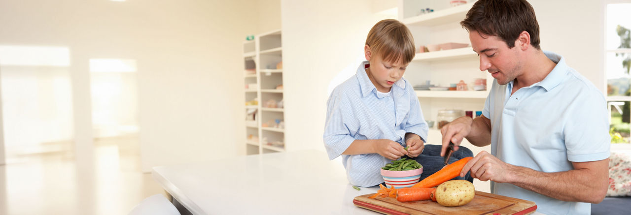 Padre e hijo preparando alimentos