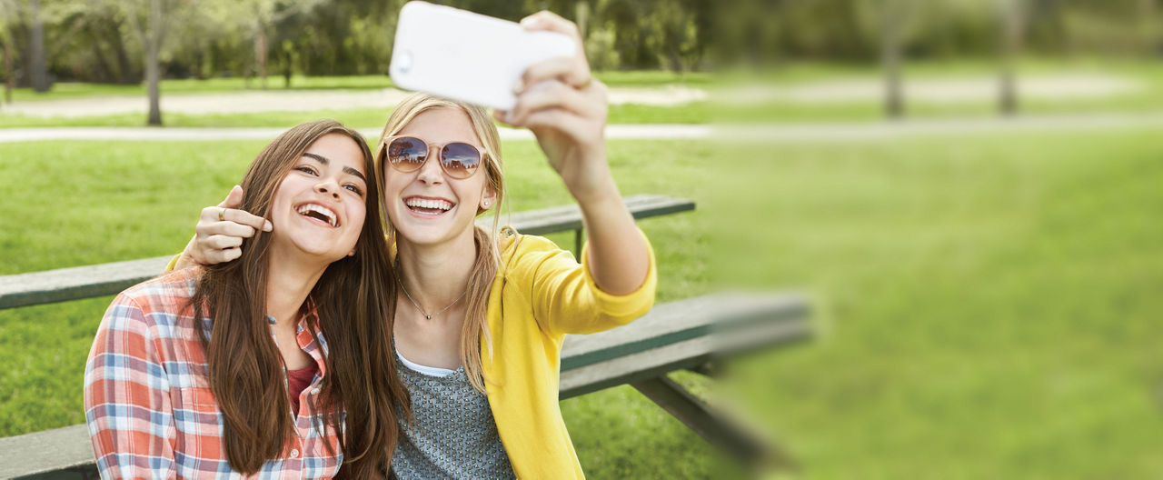 Dos adolescentes tomando selfis